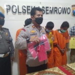 Kapolsek Asemrowo, Kompol Hari Kurniawan, saat menunjukkan para tersangka dan barang bukti ketika konferensi pers.