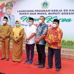 dr. Aslichul Alif, M.Kes (paling kiri) saat hadiri launching Pogram 99 Hari Nawa Karsa dari Bupati Gresik Gus Yani. foto: SYUHUD/ BANGSAONLINE