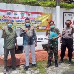 Saat Lurah Bugih, Babinsa, dan Bhabinkamtibmas melakukan cek di sekretariat para relawan dalam mendukung kampung tangguh di wilayahnya.