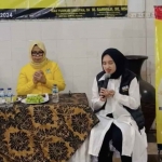 Wardah Nafisah saat memimpin doa.