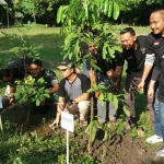 Bupati Bojonegoro, Dandim 0813, Perwakilan Bakorwil, Perwakilan K3S, serta Muspika saat penanaman pohon.