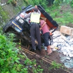 Kondisi pick up yang terperosok ke sungai.