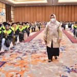 Wabup Bu Min saat menghadiri wisuda IAI Qomaruddin. foto: SYUHUD/ BANGSAONLINE