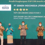 General Manager of Corporate Communication SIG, Rori Hastomo (ketiga dari kiri), saat menerima penghargaan Top CSR Awards 2022. Foto: Ist