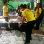 RUTIN TIAP LEBARAN: Pembagian bingkisan lebaran PT Megasurya Mas bagi warga Tambaksawah dan Tambakrejo Waru, Rabu (13/6). foto: MUSTAIN/ BANGSAONLINE