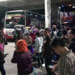 MENUNGGU BUS: Sejumlah penumpang yang hendak naik bus di Terminal Purabaya, Bungurasih Kecamatan Waru, Sidoarjo, pada H-2 Natal, Rabu (23/12/2015) malam. foto : musta