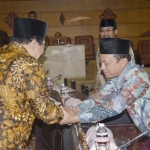 Anggota Komisi D DPRD Jatim, Achmad Heri bersalaman dengan Pakde Karwo usai paripurna di DPRD Jatim, beberapa waktu lalu. 