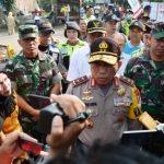 Pangdam V/Brawijaya Mayjen TNI Arif Rahman, MA  mendampingi Kapolda Jatim, Irjen Pol Machfud Arifin memberi keterangan pers.