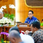 Pj Gubernur Jatim saat menerima kunjungan kerja spesifik Komisi X DPR RI bidang pendidikan di Gedung Negara Grahadi.