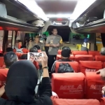 Kapolres Jember AKBP Kusworo Wibowo saat memberikan arahan kepada penumpang bus.