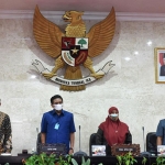 DARI KIRI: Wali Kota Kediri Abdullah Abu Bakar, Ketua DPRD Kota Kediri Gus Sunoto I.M., Wakil Ketua DPRD Kota Kediri Firdaus dan Katino. (foto: ist)