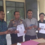 Kapolres Blitar menunjukan barang bukti hasil OTT Kades Soso.