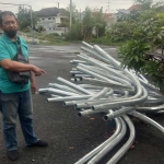 Totok A. Rahman, salah satu warga sedang melakukan pengecekan material tiang lampu yang dipakai . 