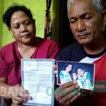 Sunarko dan Tatik menunjukkan foto anak, menantu dan cucunya yang diduga bergabung dengan Gafatar. Mereka juga menunjukkan selebaran janji anggota Gafatar. foto: suwandi/ BANGSAONLINE