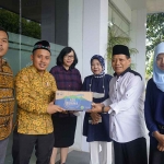 Rektor Unipa (kanan) menyerahkan bantuan air kemasan untuk Resepsi Puncak Satu Abad NU, di Kampus Unipa, Jumat (3/2/2023). Foto: ist