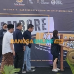 Ketua Panitia Jambore Kawula Muda Kediri 2023, Regina Nadya Suwono, saat memukul gong. Foto: MUJI HARJITA/BANGSAONLINE