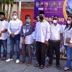 Bani Grup bersama Jurnalis Centre Pamekasan (JCP) didukung Pemerintah Daerah Kabupaten Pamekasan, Polres dan Kodim 0826 Pamekasan, Kejari Pamekasan, dan BRI, serta Komunitas Mobil Toger menggelar bagi-bagi 2.000 takjil di Jalan Jokotole Kecamatan Pademawu, tepatnya di depan Bani Resident Pamekasan, Minggu (2/5/2021) sore. (foto: ist)