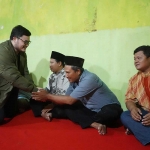 Bupati Kediri, Hanindhito Himawan Pramana saat menghadiri pertemuan warga di Desa Turus, Kecamatan Gurah, Senin (20/5/2024) malam.