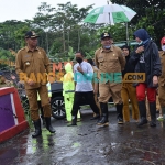 Bupati Tulungagung, Maryoto Birowo, saat meninjau debit air di Sungai Parit Raya. Foto: FERI WAHYUDI/BANGSAONLINE