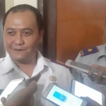 Guntur Setiady, Kabid Lalu Lintas dan Angkutan Dishub Bangkalan saat memberikan penjelasan kepada awak media. foto: FAUZI/ BANGSAONLINE