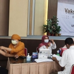 Vaksinasi dosis ketiga di Gedung Auditorium lantai 2 Kantor Pusat Semen Gresik (KPSG) bekerja sama dengan UPTD Puskesmas Kerek, Jumat (21/1).