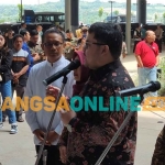 Bupati Kediri, Hanindhito Himawan Pramana, saat memberi keterangan kepada wartawan di Bandara Dhoho. Foto: MUJI HARJITA/BANGSAONLINE