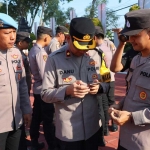 Wakapolres Gresik, Kompol Danu Anindhita Kuncoro Putro saat menyidak ponsel anggotanya usai apel pagi. Foto: Dok. Polres Gresik.