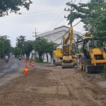 Kondisi Jalan Mayjend Sungkono Kecamatan Kebomas setelah diuruk dengan CBT oleh Bidang Bina Marga DPUTR Gresik sebelum diaspal. (foto: SYUHUD/BANGSAONLINE)