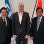 Presiden FIFA Gianni Infantino (tengah) bersama Ketua KOI Erick Thohir dan Ketua Komite Ad-Hoc Reformasi PSSI Agum Gumelar di Zurich.
