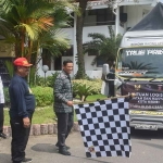 Wali Kota Kediri, Abdullah Abu Bakar, saat memberangkatkan bantuan untuk korban gempa di Cianjur, Jawa Barat. Foto: Ist