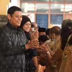 Wali Kota Kediri Abdullah Abu Bakar dan Ketua TP PKK Ferry Silviana Abu Bakar saat bersalam-salaman dengan ASN di lingkungan Pemkot Kediri. Foto: Ist.