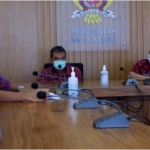 Sekda Kota Kediri Bagus Alit (tengah), Kepala Bappelitbang Kota Kediri Edi Darmasto, dan Kabag Administrasi Perekonomian Zachrie Ahmad saat mengikuti dialog publik, Jumat (30/4). (foto: ist.)