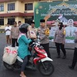 Kapolres Pasuruan, AKBP Teddy Candra, saat membagikan takjil ke pengendara.