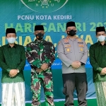 Dari kiri ke kanan, Ketua PCNU Kota Kediri KH. Abu Bakar Abdul Jalil, Dandim 0809 Kediri Letkol Inf Rully Eko Suryawan, Kapolres Kediri Kota AKBP Wahyudi, dan Ketua Rais Syuriah PCNU Kota Kediri, KH Abdul Hamid Abdul Qodir. Foto: Muji Harjita/ BANGSAONLINE.com