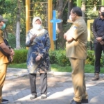 Bupati Kediri dr Hj Haryanti Sutrisno saat meninjau Laboratorium PCR di RSKK. foto: ist.