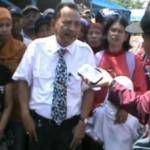 Kuasa Hukum Pedagang, Sunarno Edy Wibowo SH mendampingi pedagang. foto : nannag ichwan/BANGSAONLINE