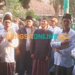 Syahrul Munir (lima dari kanan) disambut hadrah saat mendaftar bacabup di PKB Gresik. Foto: SYUHUD/ BANGSAONLINE.com.