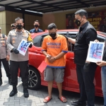 Pelaku pencurian mobil saat menghadiri konferensi pers di Mapolresta Sidoarjo.