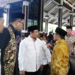 BERBINCANG: Ketua DPRD Jatim H Abdul Halim Iskandar berbincang dengan Ketua Umum PKB H Muhaimin Iskandar di sela Halal Bihalal dan Temu Alumni IKAPPMAM, di Pendopo Delta Wibawa, Sidoarjo, Minggu (24/7). foto: MUSTAIN/ BANGSAONLINE