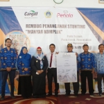 Wabup Gresik Aminatun Habibah (empat dari kiri) saat menghadiri peluncuran program preventif dan promotif penanganan stunting di Pendopo Kecamatan Manyar. Foto: SYUHUD/ BANGSAONLINE