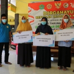 Pembagian hadiah lomba. (foto: ist)