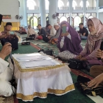 Happy Natalia Herlambang dan Suhartini saat proses ikrar atau baca dua kalimat syahadat yang dituntun oleh Imam Besar Masjid Al-Akbar Surabaya, KH Abdul Hamid Abdullah, SH, M.Si, di Masjid Al-Akbar Surabaya usai salat Jumat (8/3/2024). Foto: MMA/ bangsaonline