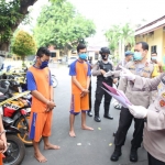 Tersangka saat dilakukan pers rilis di Mapolres Jombang. foto: AAN AMRULLOH/ BANGSAONLINE