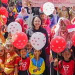 Ketua Tim Penggerak PKK Kabupaten Kediri Eriani Annisa Hanindhito saat bersama anak-anak. Foto: Ist.