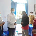 Wali Kota Kediri Abdullah Abu Bakar didampingi Ketua Dekopinda Kota Kediri Firdaus menyerahkan bantuan secara simbolis kepada perwakilan Koperasi RW, Koperasi Wanita, Koperasi Syariah, serta Koperasi Umum di Kantor Dekopinda Kota Kediri. foto: ist.