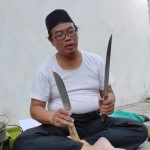 Ahmad Shodik saat menunjukkan dua pisau yang baru diasah (dok. Ist)