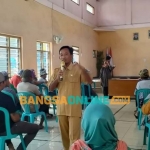 Kades Kalipang, Antonius Supratiknya, yang langsung menemui warganya di Balai Desa, berjanji akan meneruskan aspirasi warga tersebut kepada pihak-pihak terkait. FOTO: Muji Harjita/BANGSAONLINE