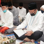 Bupati Fadeli didampingi Ketua MUI, K.H. Abdul Aziiz Khoiri.