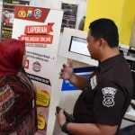 Deputi Bidang Pelayanan Publik Kementerian Pendayagunaan Aparatur Negara dan Reformasi Birokrasi (Kemenpan RB) Diah Natalisa mendapatkan penjelasan tentang berbagai inovasi layanan Polresta SIdoarjo.