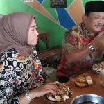 Plt Bupati Kang Marhaen berserta istri Yuni Marhaen saat menikmati krupuk pecel bu Penik. foto: BAMBANG/ BANGSAONLINE.com